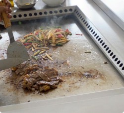 Teppanyaki-Grill Elektro mit 3 Heizzonen Tischgerät