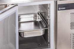 Kühltisch mit 4 Türen und Aufkantung Classic KT 4300